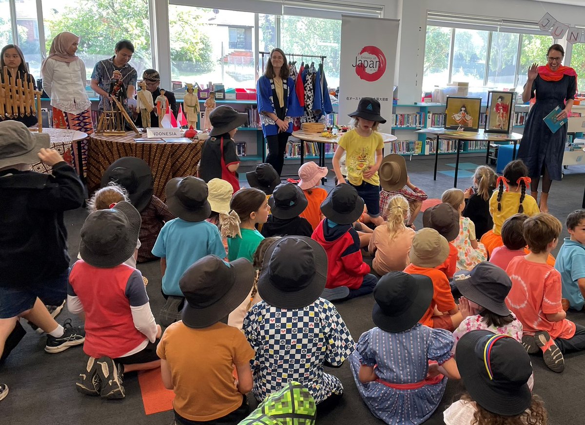 Great to showcase 🇯🇵 culture alongside other embassies at #HughesPrimarySchool as part of #HarmonyDay celebrations. Very heartwarming to be greeted with 'Konnichiwa' by the students as the school is one of the many across 🇦🇺 that teach Japanese