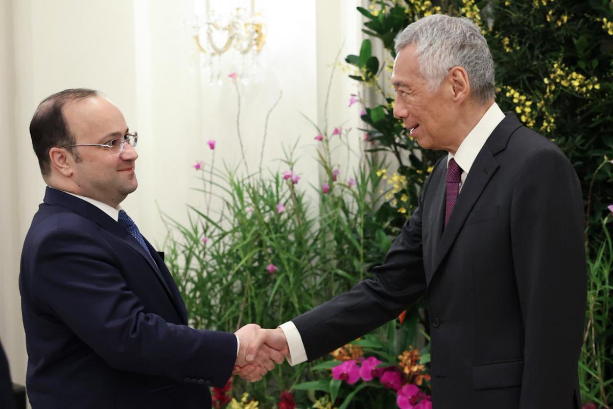 Ambassador of 🇦🇿 to 🇸🇬 with Mr Tharman Shanmugaratnam, President of the Republic of Singapore and Mr Lee Hsien Loong, Prime Minister of the Republic of Singapore at the President's Annual Diplomatic Reception 2024. 🇦🇿🤝🇸🇬 #Azerbaijan #Singapore @MFASingapore