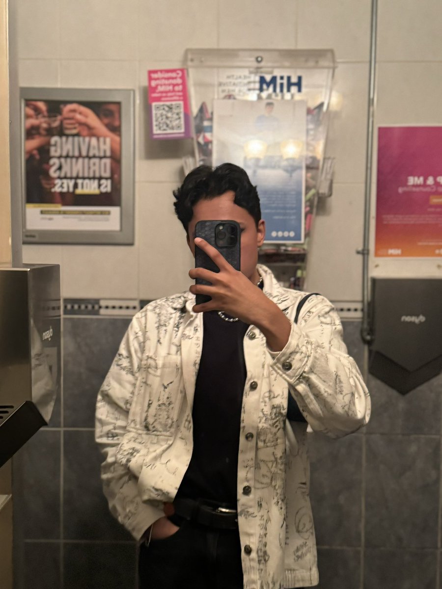 jishuistar's tweet photo. How I dress IRL. https://t.co/iGjmkNybHE