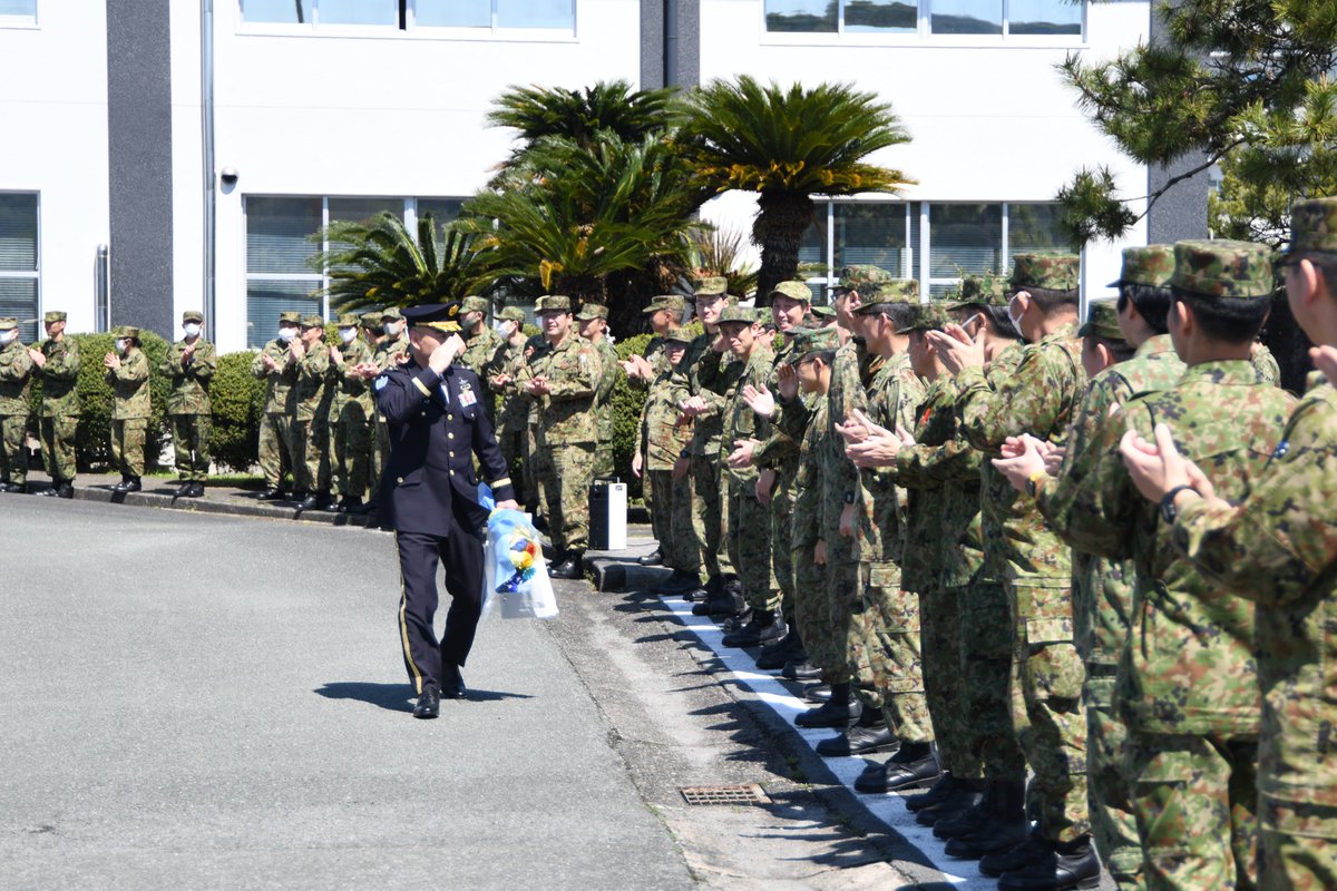 【濵田副師団長離任】 令和６年３月２７日（水）、第４１代第８師団副師団長兼ねて第４４代北熊本駐屯地司令、濵田剛陸将補は多大なる成果を残しつつ副師団長及び駐屯地司令を離任し、新たな職務へ赴任されました。 #陸上自衛隊 #第８師団 #副師団長 #北熊本駐屯地司令 #離任