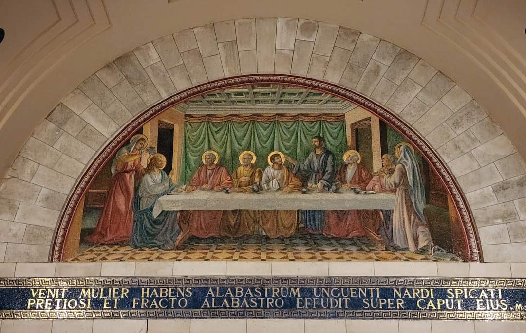 EricDHuntsman's tweet photo. Mosaic of the unnamed woman anointing Jesus (Mark 14:3) from the Church of St. Lazarus in Bethany.
#SpyWednesday #HolyWeek #PreparingforEaster https://t.co/GvHLGoNtN8