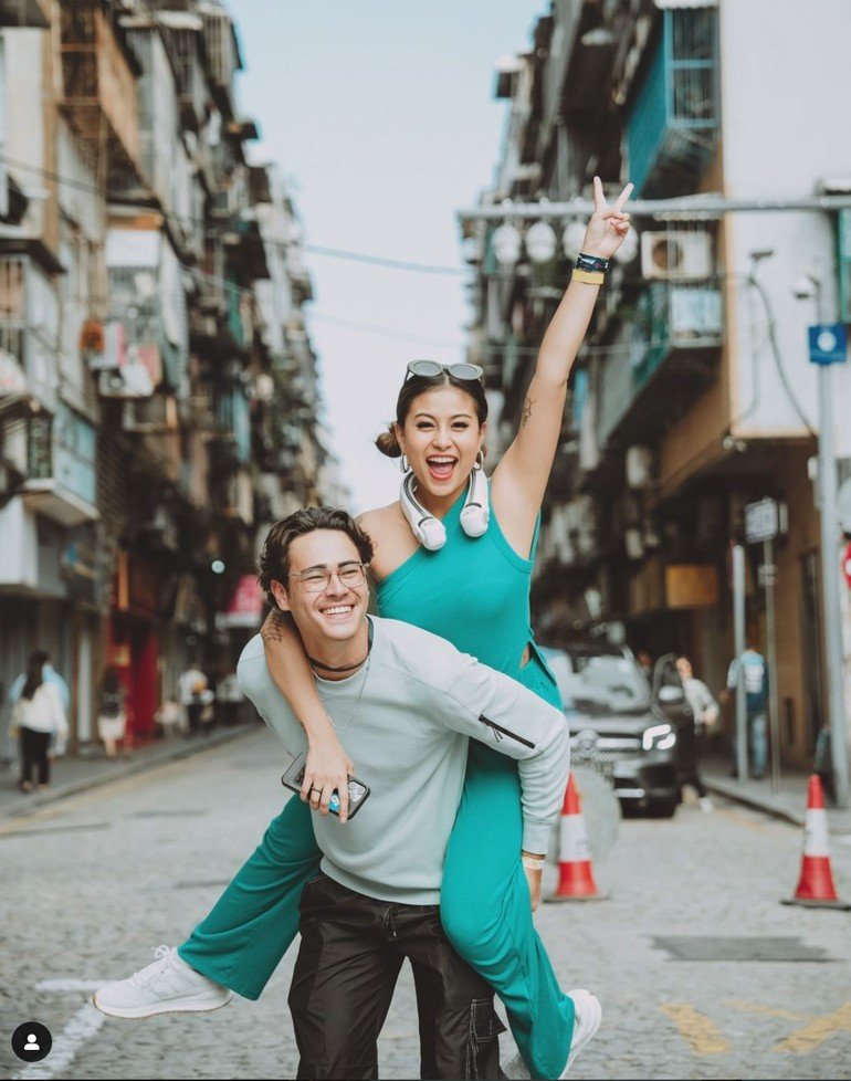 wolipop's tweet image. #Foto Awkarin dan pacar bule barunya, Abyakta Ernoult tampak sedang berlibur bersama ke Macau nih WoliFriends!😯

Berikut potretnya. Keduanya tampil kompak dan mesra ya?😍⬇️

&amp;gt;&amp;gt;dtk.id/NffF32 

Foto: instagram/narinkovilda
#KarinNovilda #Awkarin