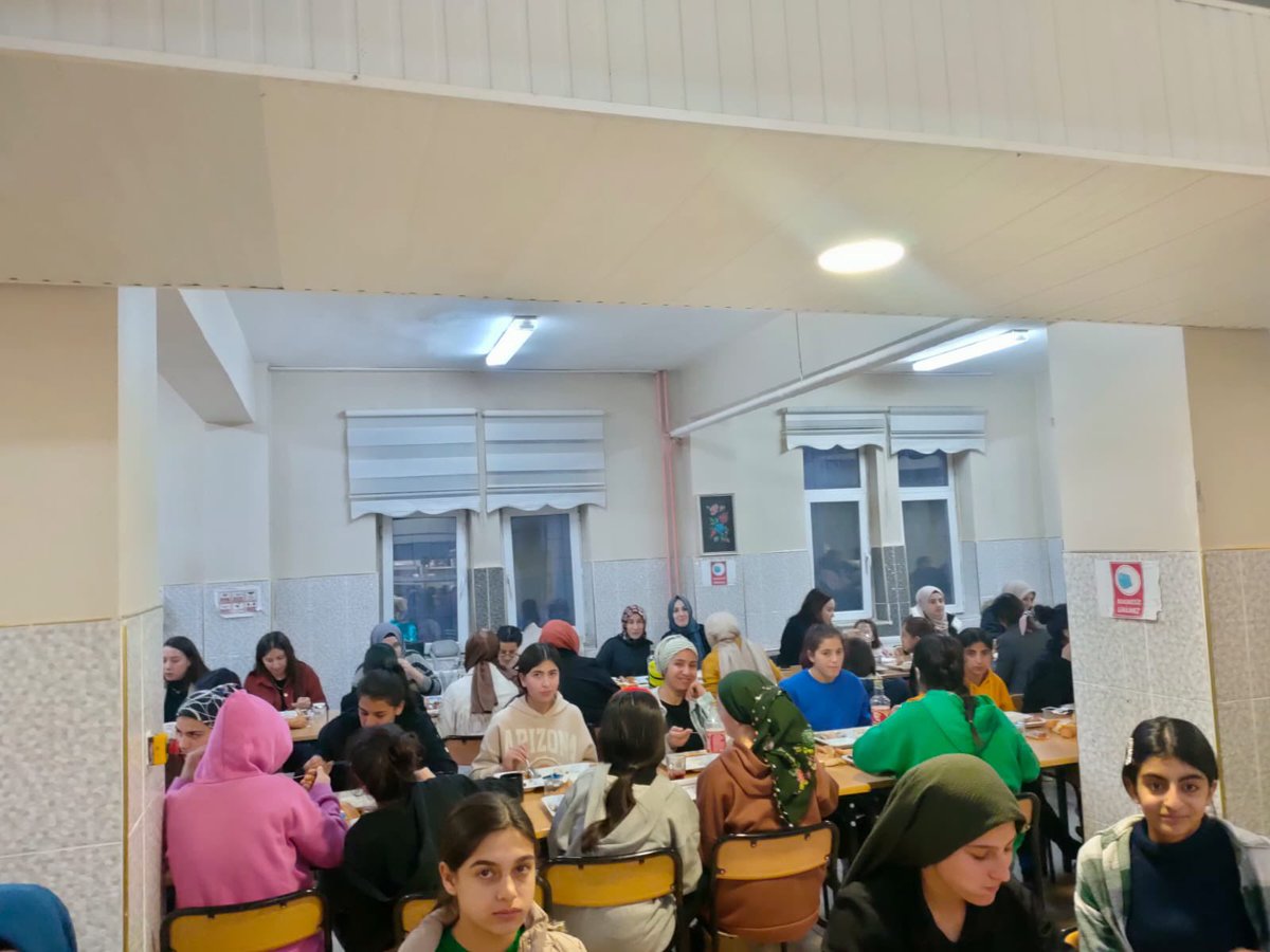 Ramazan şenlikleri "İftarda Beraberiz" etkinliğinde  velilerimiz ,öğrencilerimiz ve öğretmenlerimizle bir araya geldik.Emeği geçen başta okul müdürümüz Adem USLU, pansiyon müdür yardımcısı Zennure ÇİÇEK, personellerimize, öğretmenlerimize ve velilerimize  teşekkür ederiz.🌺