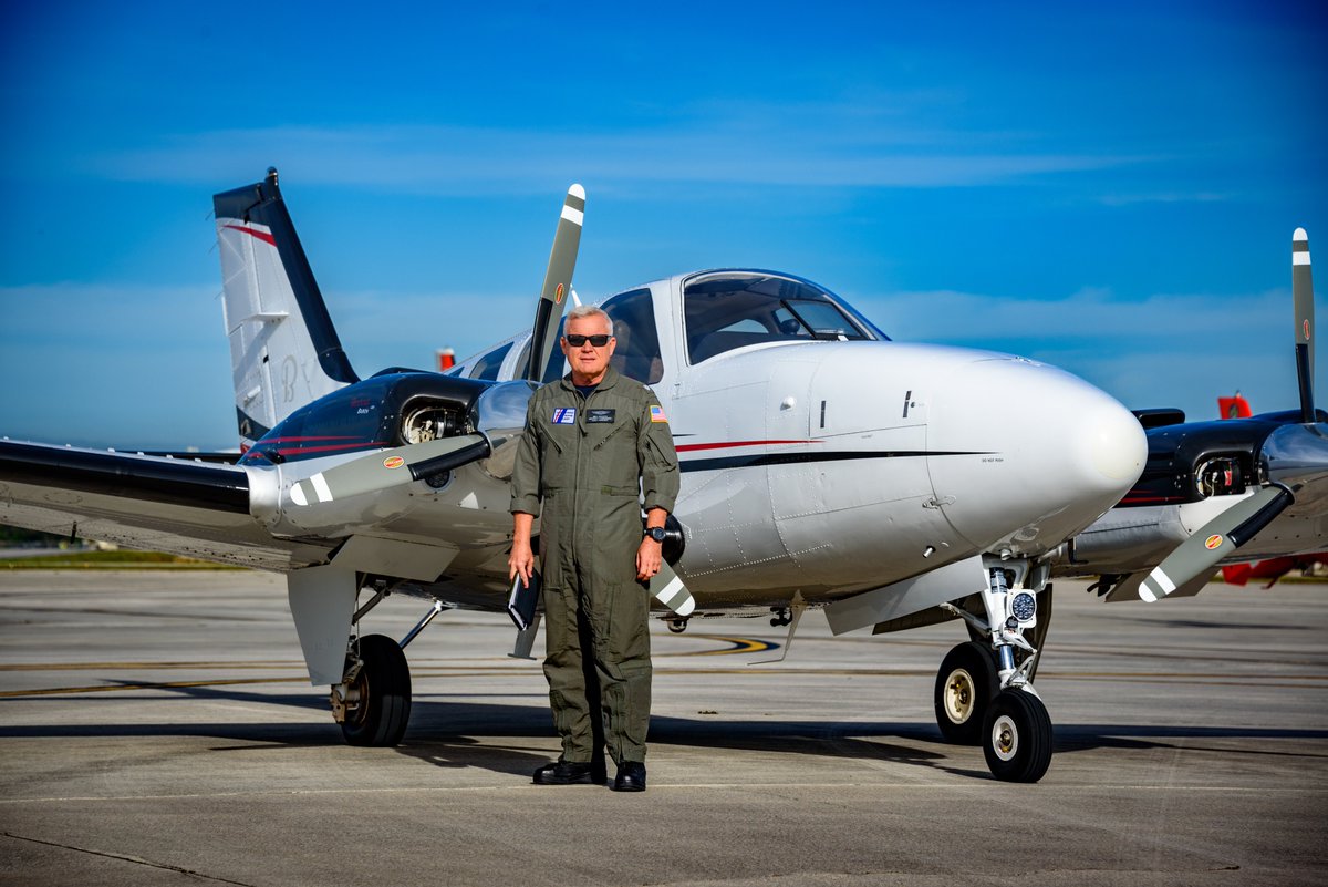 Do you like to fly and volunteer for the Coast Guard? Good news, you can! The Auxiliary Air program consists of volunteers that augment active duty Coast Guard air stations all across the country! To learn more, visit cgaux.org today! 📸 Joey Feldman.