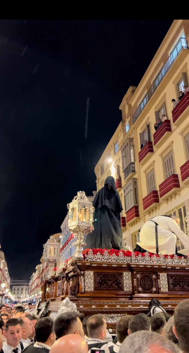 Este Martes Santo nos deja la curiosa imagen de Jesús de la Humillación (<a href="/HdadEstrella/">Hdad. Humillación y Estrella</a>) procesionando sin potencias. 

Se las quitaron en calle Larios para protegerlo de la lluvia.

#CofradíasMLG