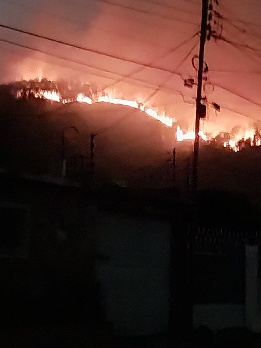 mangelafp's tweet photo. Asi está el Cerro El Café, la zona sin electricidad y los vecinos respirando humo https://t.co/CBbQ9oDuJw