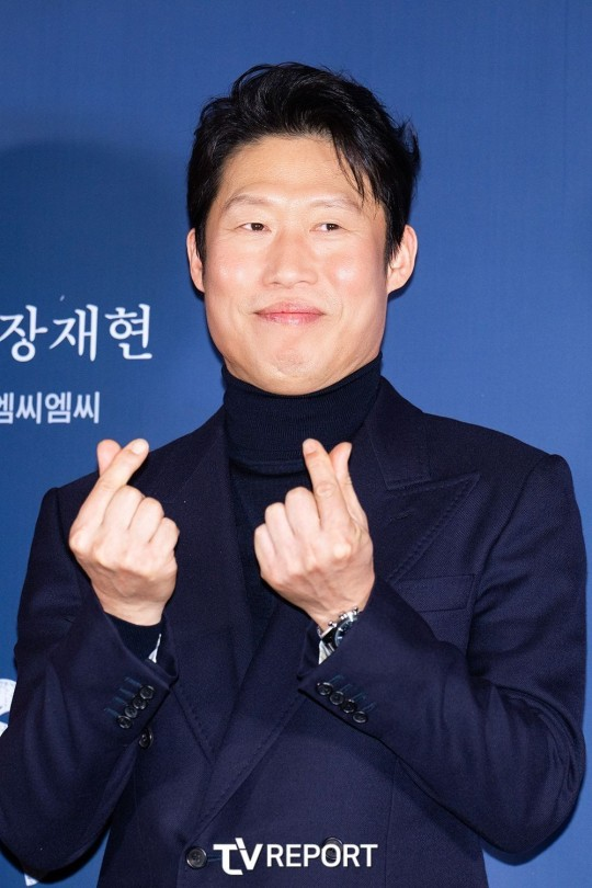 #YooHaeJin achieves his fourth 10-million-viewer film with #Exhuma (#Pamyo) after #TheKingAndTheClown (2005) #Veteran (2015) and #ATaxiDriver (2017) solidifying his status as a 'national actor'.