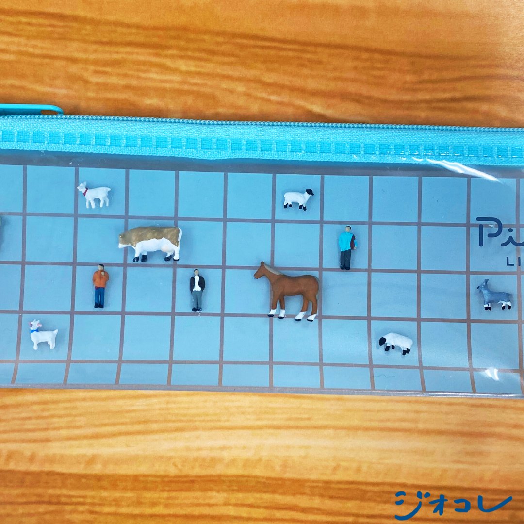 ペンケースにジオコレさんが👀！

うまやヤギなどいろいろな動物が並んでいます✨
勉強や仕事中にふと見ると癒されます✍

#ジオコレ150　#クラフト