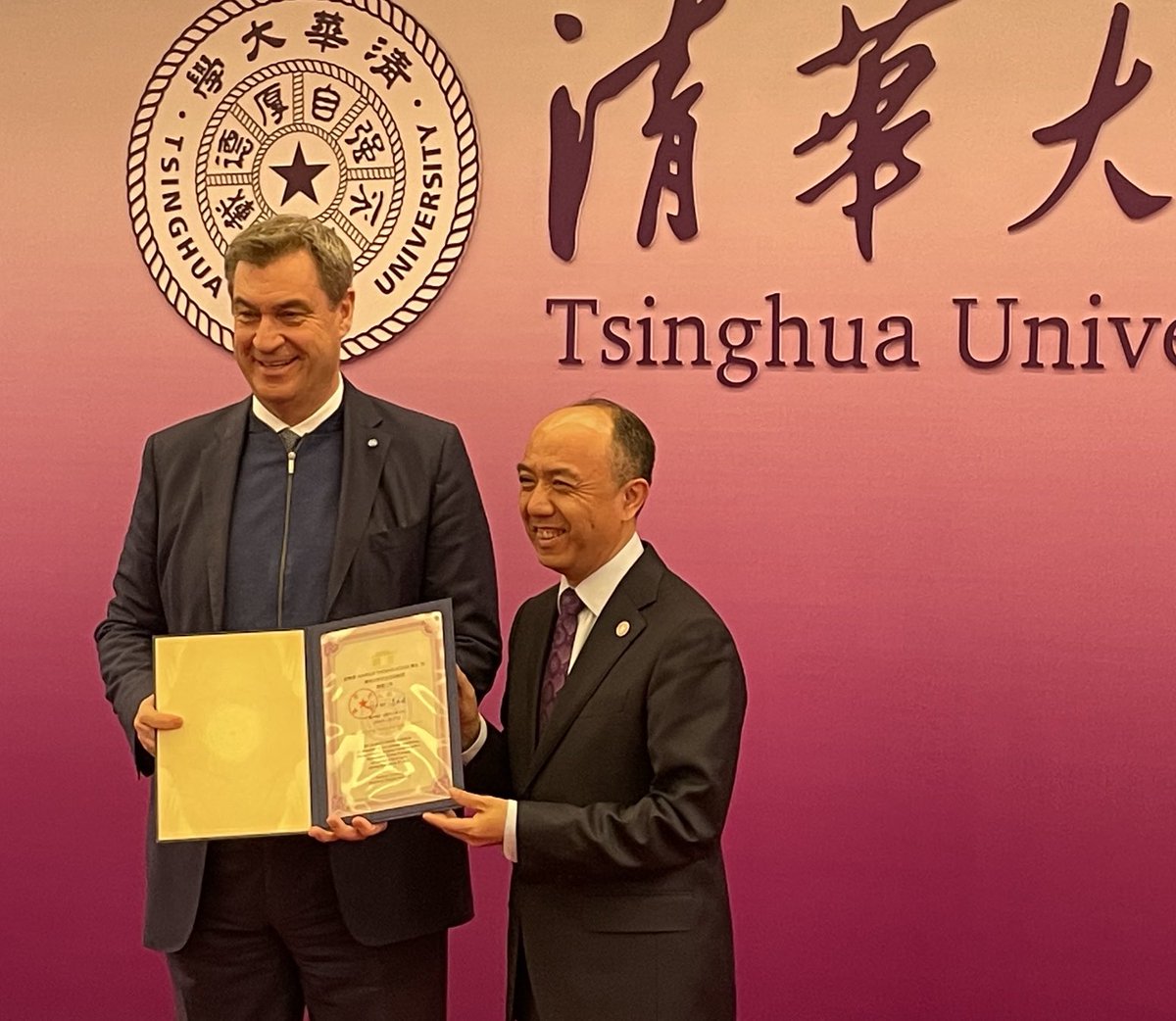 „Wenn man sowas angeboten bekommt, kann man es nicht ablehnen“ - #Söder nennt seine erste Ehrenprofessur der ⁦@Tsinghua_Uni⁩ „eine große Ehre“, wird aber wohl keine Vorlesung halten: „Kümmere mich um andere Dinge“. ⁦@BR24⁩