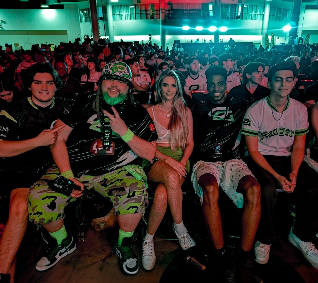 Big thank you to the @CDLHypeSquad 💚 They made me go to my first OpTic event! I remember watching Vanguard Major I from home and in between matches they'd show this squad vibing to music and it just looked like so much fun, I knew I had to experience it in person!! #GreenWall