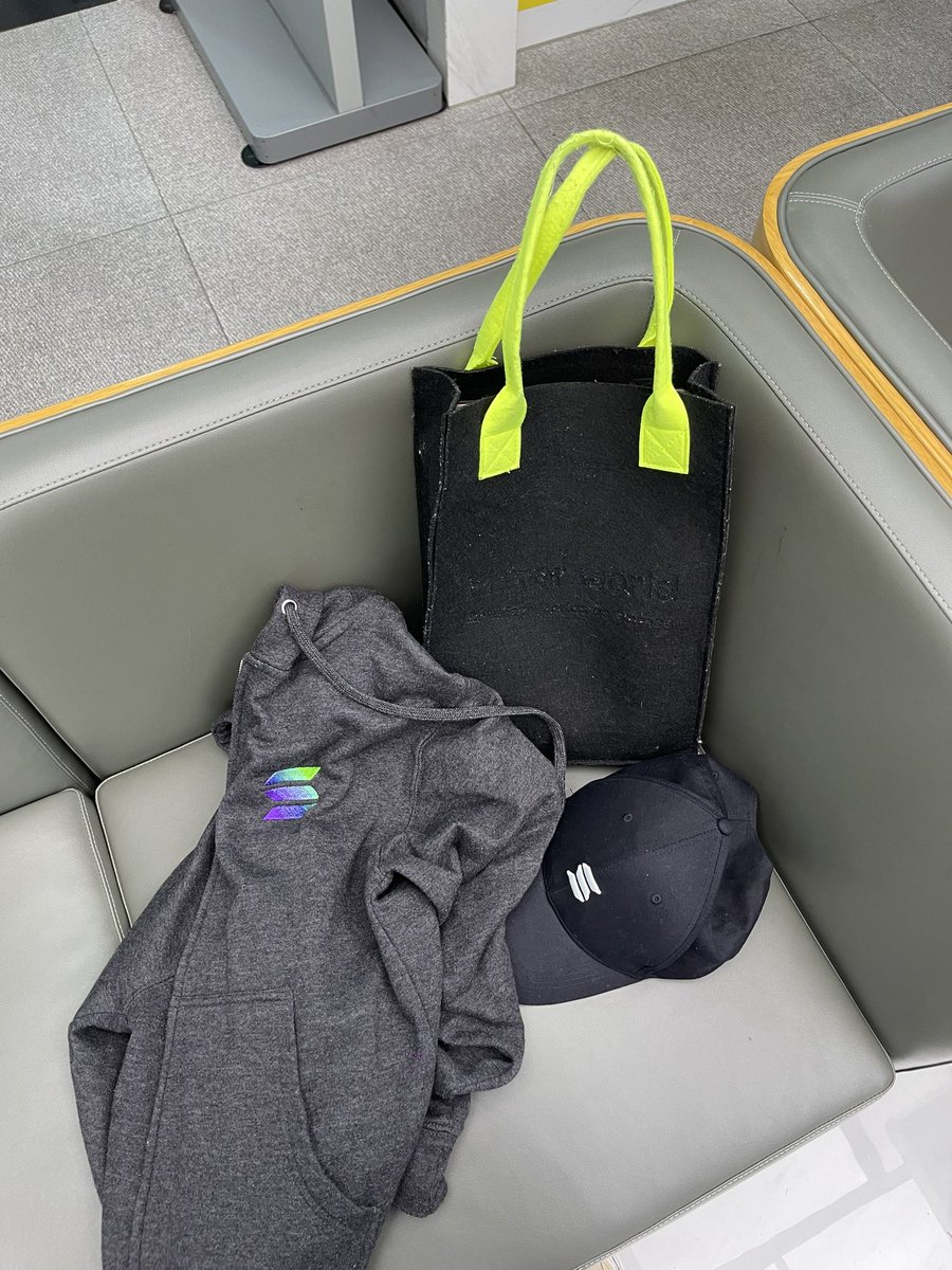 我在银行办理外汇业务，把东西放了一下，突然发现一套周边都是Solana的，有22年拿到的也有23年的，这下真是链习时长两年半🤪🫡