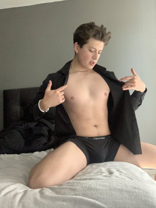 Quieres ver que hay m&aacute;s abajo? 😏🔥  https://t.co/SgouNxZNAY https://t.co/NTgF2dczQp