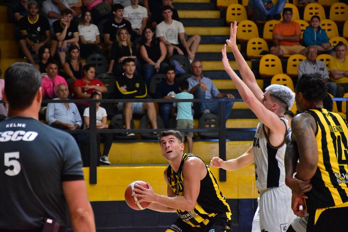 simplebasquet's tweet photo. #LNB FINAL @comumercedes 67 @CSM_Corrientes 79 = #Sánchez 15 pts 10 reb y #Deshields 15 - #Carabalí 17 pts 15 reb y #Pérez 15
📸 Prensa Comunicaciones https://t.co/b110qZ7WlX