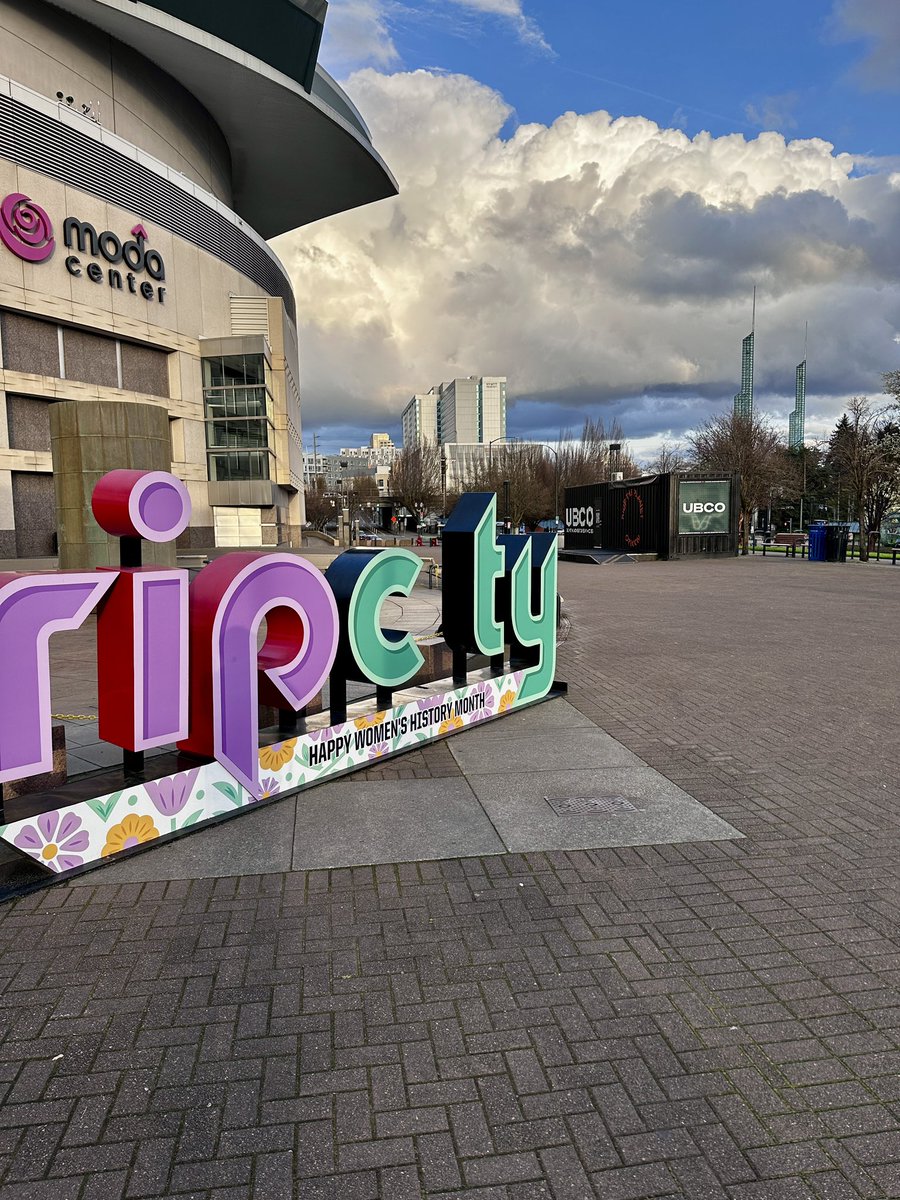 katbisKB's tweet image. Nothing in Portland. #twentyonepilots