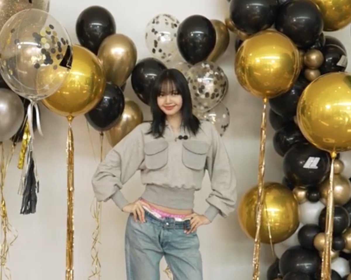 blackpinkbabo's tweet photo. HAPPY BIRTHDAY LISA 💛 https://t.co/eazCAR4pBn