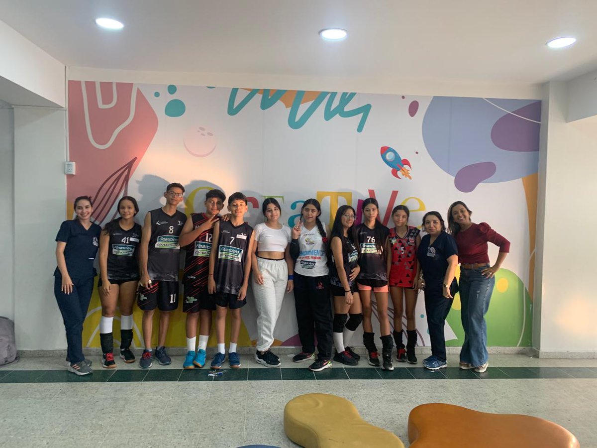 MedFabiola's tweet photo. #PracticasPsicologiaSISSU en la Comunidad deportiva Legions Voley Club, Colegio Gimnasio Superior, reforzamos la importancia d la comunicación asertiva para jugar en equipo en la cancha 
@BlancoNatalia10
@ElOIRdelaRegion 
#DeporteybienestarMental
#LaVictoriaMasunadMasEquidad https://t.co/ekPddLFEii
