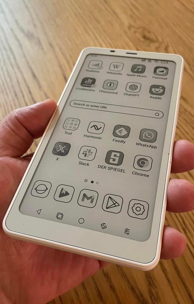 racunsanasini's tweet photo. Baru tau fon takde warna ni wujud!! 

Semua function wasap ke youtube semua takde warna just hitam putih je. Baru tak sakit mata nak buat baca buku ke main fon lama2 https://t.co/WBRA0aLoiF