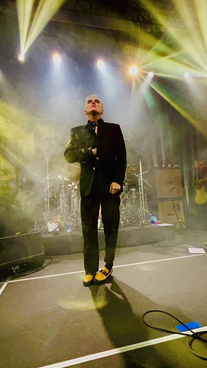 Daahling1's tweet photo. Take me back to this day. He took my gift🫶🏻 @officialmoz #freemonttheaterslo #morrissey #thesmiths #moz #photograghy https://t.co/nfkw7oeSIJ
