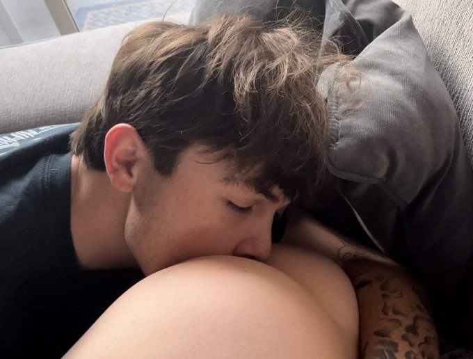 He looks so good when his face is buried in my ass 🍑 https://t.co/AacAF4MBEM