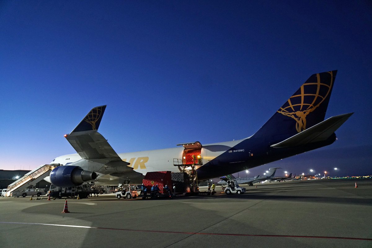 Centrairairport's tweet photo. ＼F1資機材がセントレアに到着開始／
 F1 日本グランプリが鈴鹿サーキットで開催されます。昨年まで秋の開催から、今年は春の開催へと変更になりました。それに合わせセントレアでも資機材の受入れが開始しました！今年も日本GPが始まりますね！4月7日決勝です。 https://t.co/hT01TrHUZs https://t.co/EnuAceAkLg