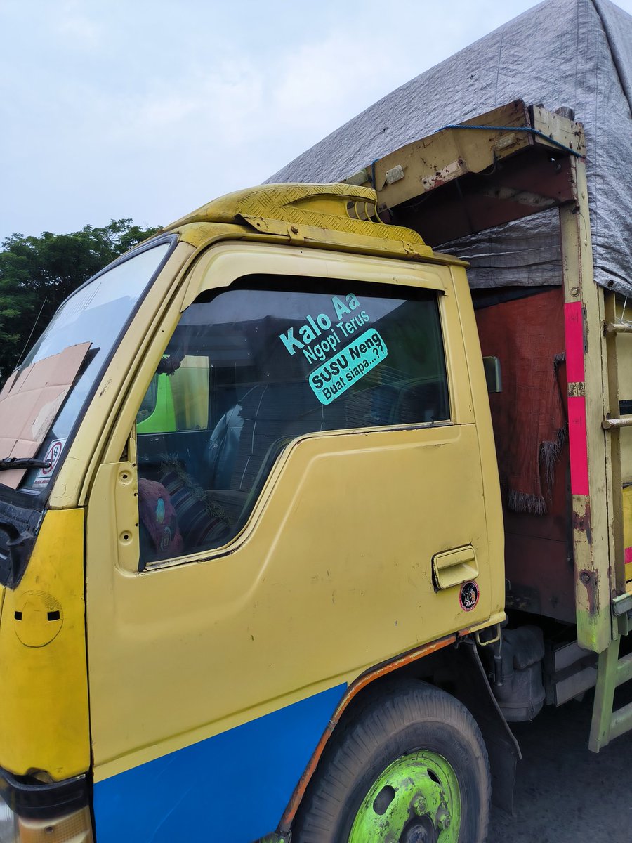 randiabul's tweet photo. Ada2 aja daaah ahhh stiker si kuning wkwkwkk  truk warehouse https://t.co/NwWpZZuyNJ