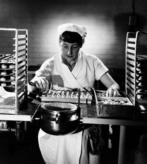 Norwich Works: The Industrial Photography of Walter & Rita Nurnberg @NorwichCastle Until Apr 14 'Between 1948 & 1961, husband and wife Walter & Rita Nurnberg photographed the factories of Norwich & their workers.' Details: museums.norfolk.gov.uk/norwich-castle… #Norwich #TheCultureHour