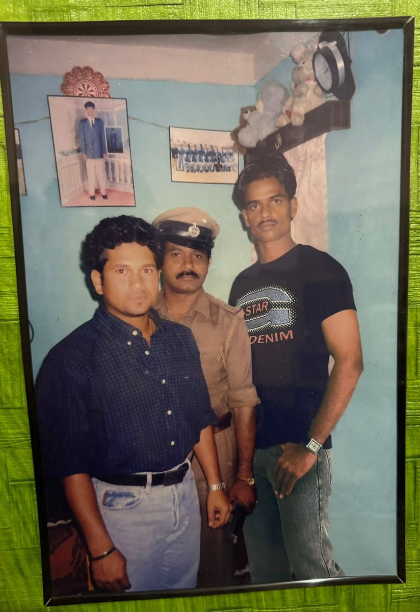 #OnThisDay in 1998, against Australia in Bengaluru, Sachin Tendulkar made a belligerent 177 (207) 4s:29, 6s:3. He was batting on 144 overnight when he visited my old house in Peenya, Bengaluru, for a dinner. One of the most cherished moments of my life. Thank you @sachin_rt 🤗