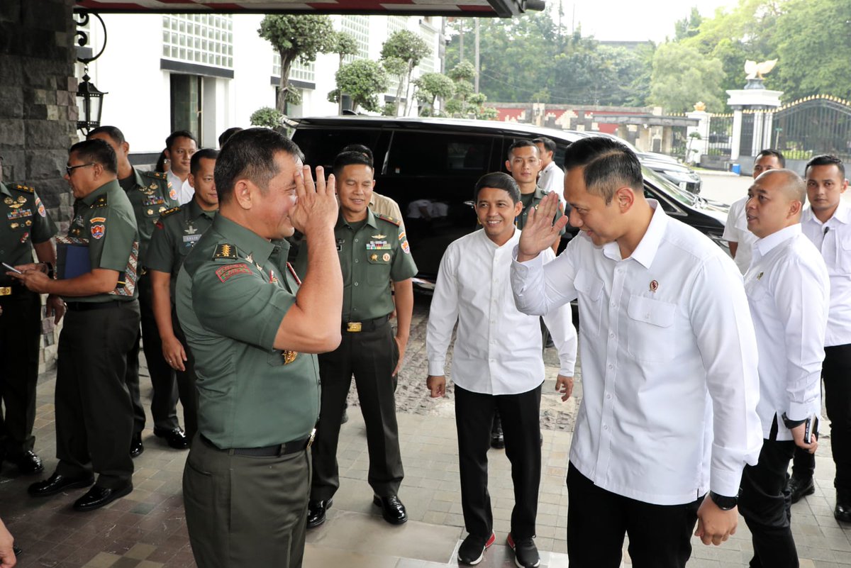AgusYudhoyono's tweet photo. Kemarin bersilaturahmi dgn keluarga besar Almamater saya di Markas Besar TNI Angkatan Darat. Senang sekali bisa bertemu Kepala Staf Angkatan Darat Bapak Jenderal TNI Maruli Simanjuntak beserta jajaran utk bersinergi dlm upaya menyukseskan program dan kebijakan yg ada pada lingkup @kem_atrbpn 

Terima kasih kepada KASAD dan keluarga besar TNI AD yang telah menerima kami dengan baik. Janji dan komitmen saya untuk berbakti pada almamater tercinta Tentara Nasional Indonesia. 🇮🇩