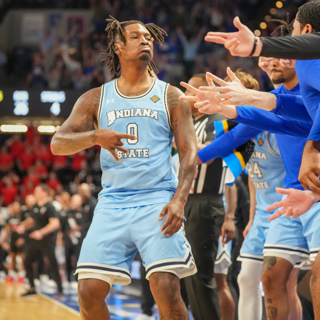 Sycamores 🔛🔝 77-72 with 4 minutes left! #MarchOn | #Kaizen