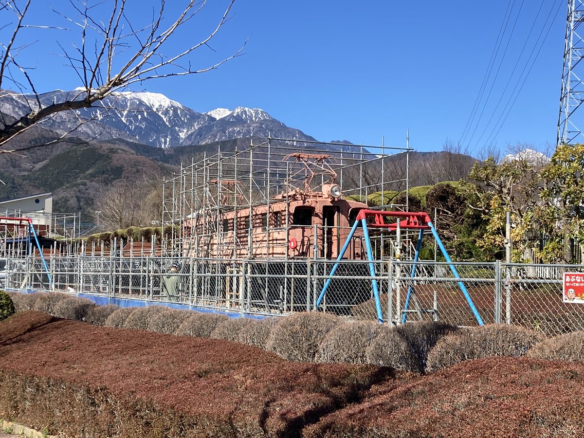 【電車広場の進捗】 いよいよ囲いが始まりました。 次は綺麗な姿で会えるのを楽しみに✨ 令和6年3月25日〜7月末まで「電気機関車EF15」「トラ」「ヨ」5両の塗装および修復ため電車ひろばが閉鎖となります。 city.nirasaki.lg.jp/soshikiichiran… #ef15 #韮崎市 #山梨県 #電気機関車 #修繕 #再塗装