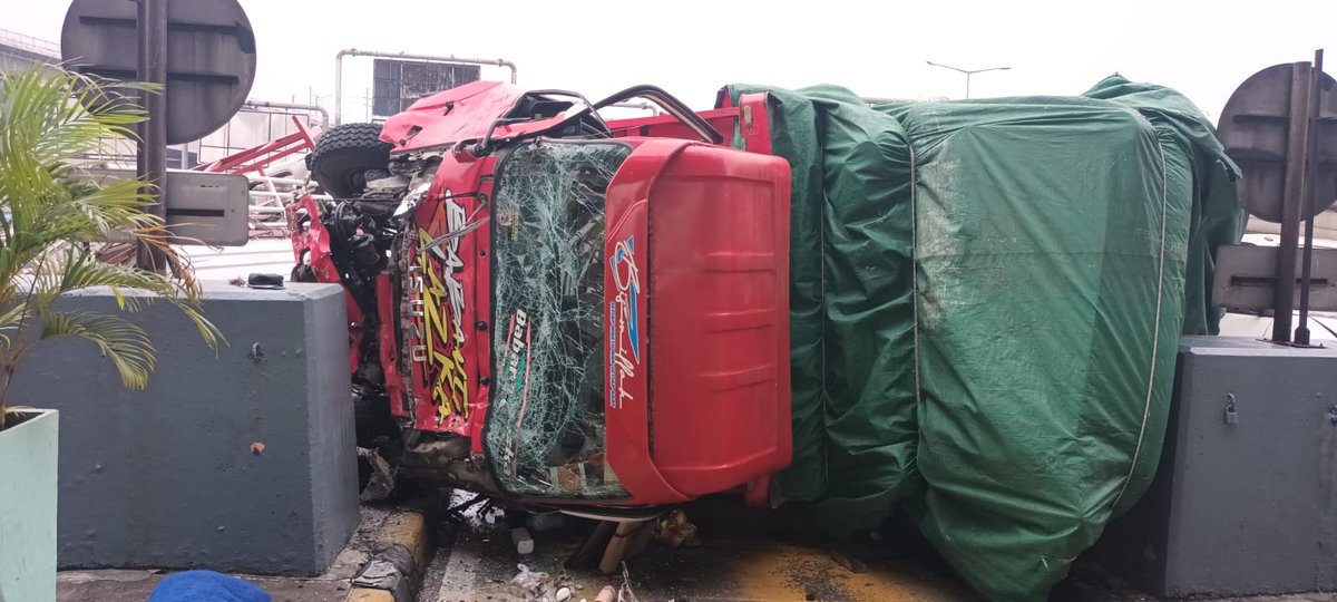 Bentar lg pada mau #mudik lewat jalur tol utamanya, dicek bener bener ya kondisi kendaraan juga kesehatan pengemudi jgn sampai membahayakan orang lain dan akhirnya terlibat kecelakaan spt di gate tol halim utama ini. #keluargamenunggudirumah #jagakeselamatanbersama #mudik2024