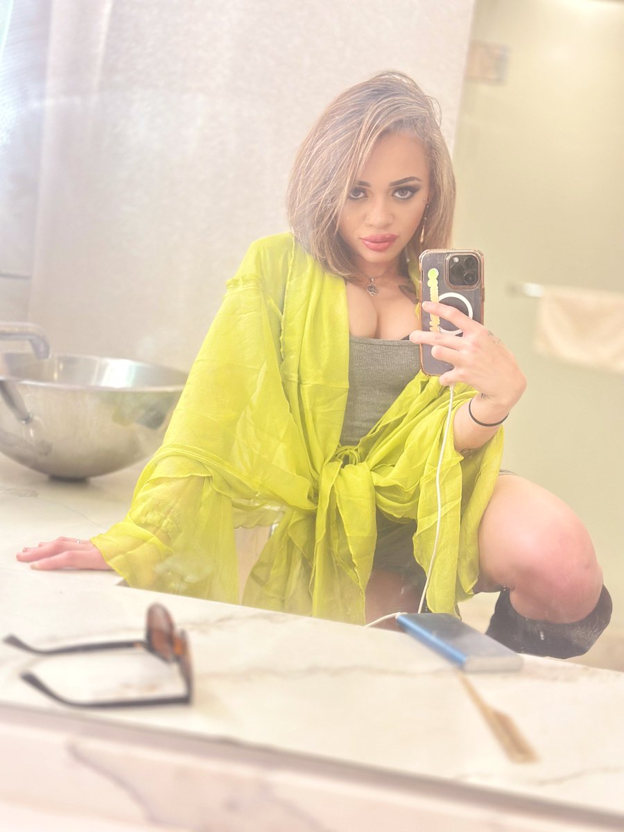 hollyhendrix_ tweet picture