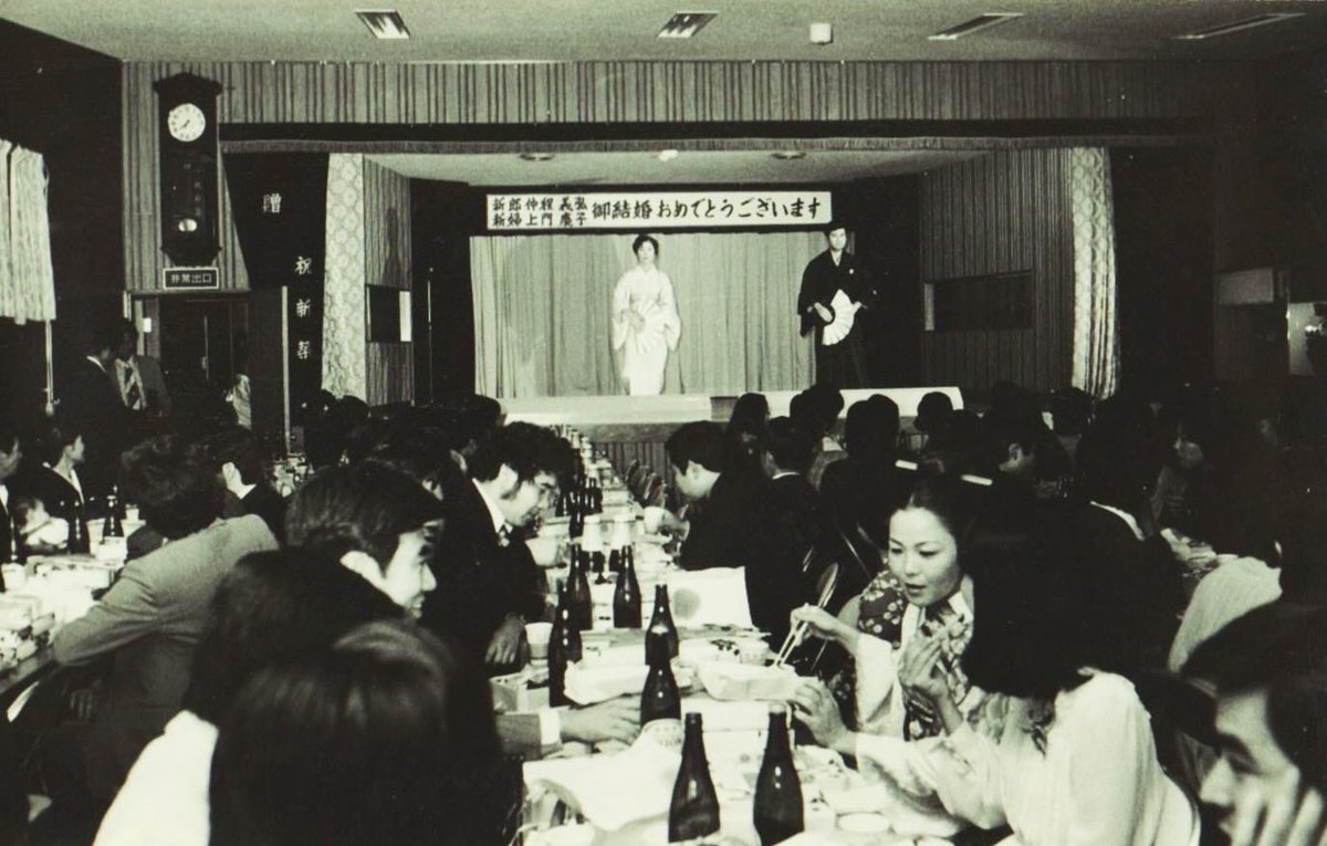 【カフェユニゾン・クロニクル】番外編
・
先日事務所の片付けをしていたら、古写真が出てきた。
ミックスさんやカフェユニゾンが入る数十年前。
あのビルができた頃、「箱根レストラン」という結婚式場だった時代の写真。1970年前後だろうか？
1枚目は、おそらく2階の今はバーJJのあるスペース。