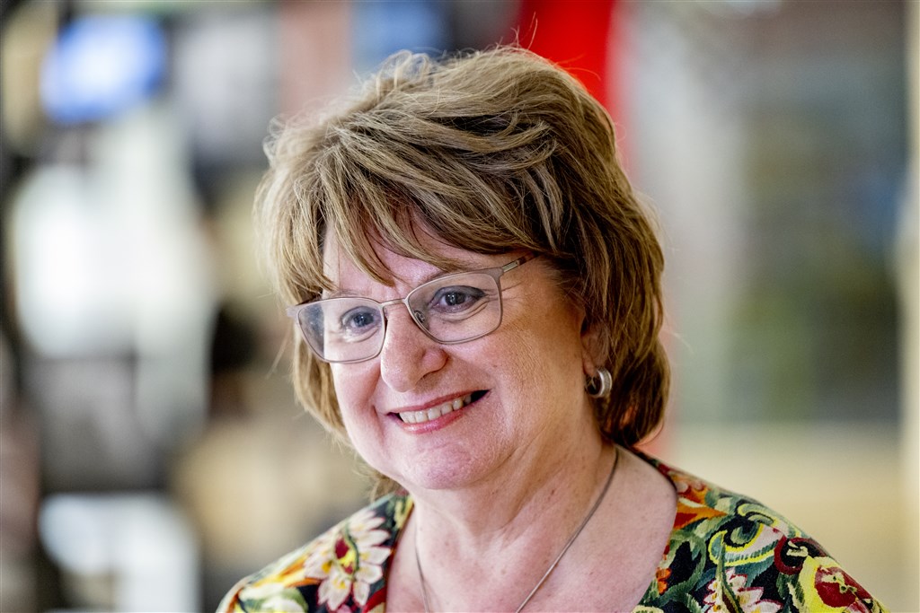 RTL Z (@rtlz) on Twitter photo De geschorste hoofdredacteur Bert Huisjes kan niet zomaar terugkeren bij omroep WNL, vindt regeringscommissaris grensoverschrijdend gedrag Mariëtte Hamer rtlnieuws.nl/nieuws/video/v… De geschorste hoofdredacteur Bert Huisjes kan niet zomaar terugkeren bij omroep WNL, vindt regeringscommissaris grensoverschrijdend gedrag Mariëtte Hamer rtlnieuws.nl/nieuws/video/v…