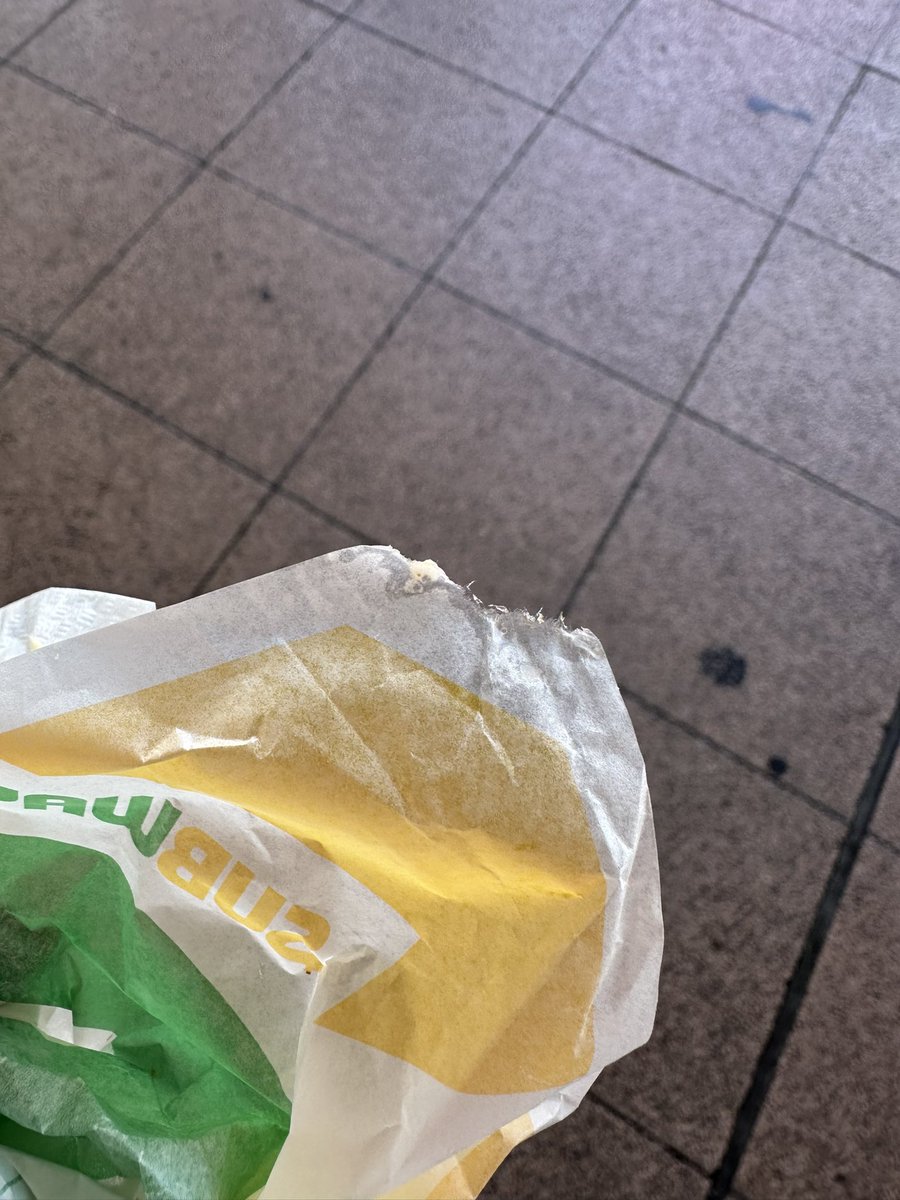 絶対包み紙食べてる。