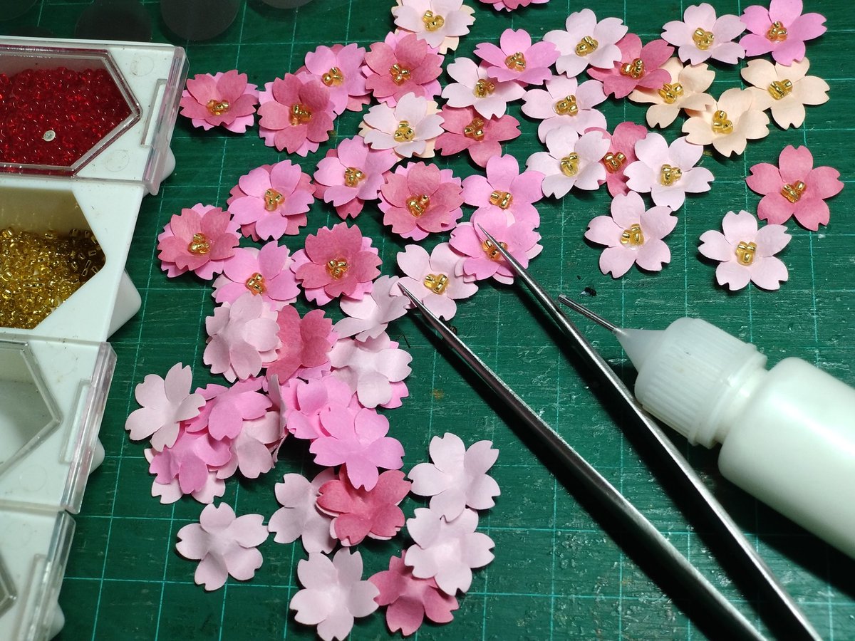 (*´∀｀)
桜型にクラフトパンチで抜いた紙が余ったので、シールも作りましたよ🌸大体35〜40ミリくらいで、濃淡・八重と合わせて3個セット。こちらも桜が終わるまでの販売(予定)
#ハンドメイド #紙
#さくらの日 #桜
#花のある暮らし
#PaperFlowers #花
#PaperCraft #手作り