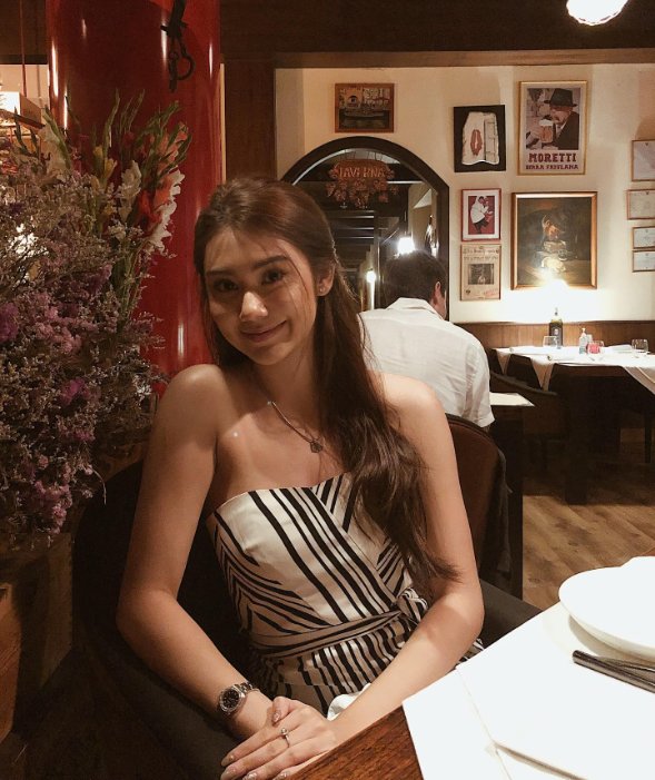 Web676's tweet image. "In the soft glow of evening, she patiently awaits dinner, her anticipation mirrored in the twinkling lights around her. Dressed in understated elegance, she embodies the allure of the night, grace and timeless beauty. #ElegantEvening #AwaitingDinner #NighttimeCharm"