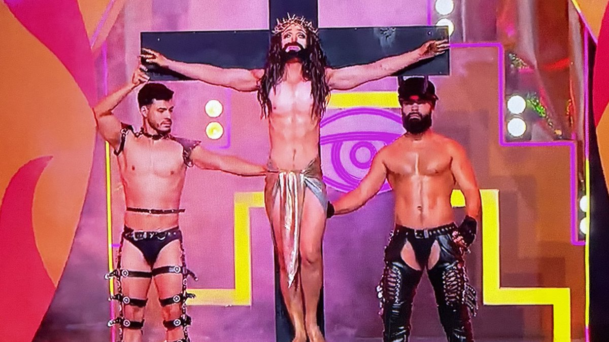 porktendencia's tweet photo. "Sirena":
Porque se puso raro el Vía crusis en #SoloLasMas. https://t.co/8QJlRkzA4W