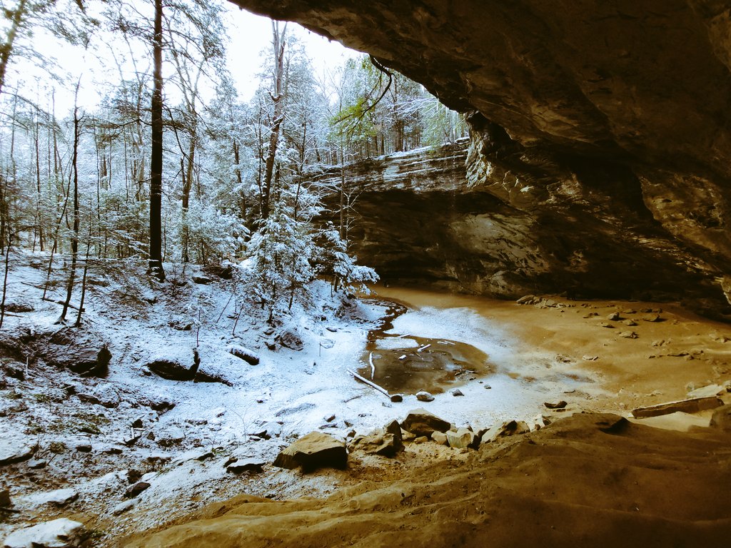 TheCompassMan's tweet photo. Beautiful contrast at Ash Cave at Hocking Hills State Park. @OhioState @HockingHillsKOA @OhioStAthletics #photography https://t.co/v7Q78oz7a1