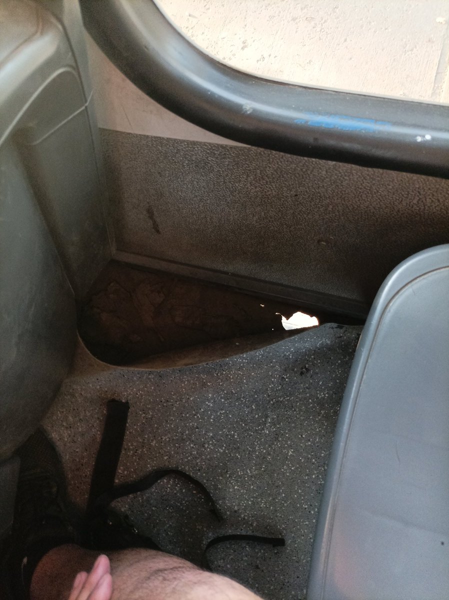 Rodrigo42176321's tweet photo. El bus no esta apto para transportar personas debería estár dado de baja por el riesgo asía los pasajeros y el conductor.
Lo encuentro atross haber colocado una alfombra plástica ocultando el agujero que hay debajo del asiento. Y cada vez se rompe más y más qué vergüenza. https://t.co/ZHotc9olxV