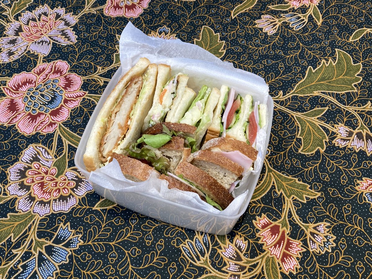 uTu7S8KqdwOMB2h's tweet photo. 今日は
#サンドイッチ🥪
ポテトサラダ、ハムチーズ、野菜、BLT、コロッケサンド
#お弁当
#お弁当記録
#今日のお弁当
#batick https://t.co/pxu1XbcG7v