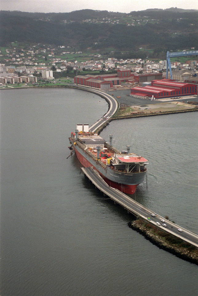 andrew13931's tweet photo. @johnygrey En Ferrol hubo un impacto de un buque en el puente de Las Pias, que une Fene con Ferrol, una de las principales vías de la zona. https://t.co/3WwL5XeeFo