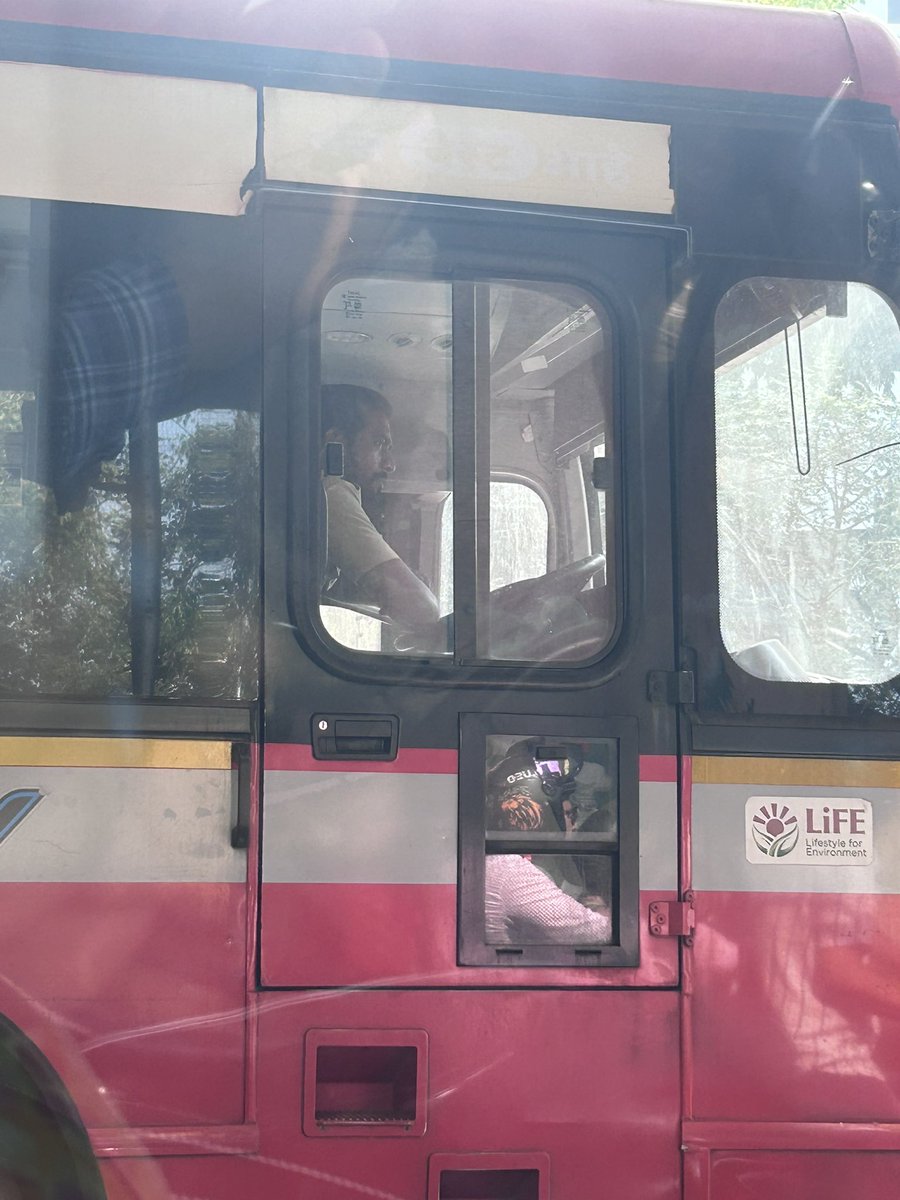 AnushreeKoli's tweet photo. @MTPHereToHelp please tell him he is driving a bus and not an alto!! Route - Parel to Chinchpokli bus route A19. 

#rashdriving #mumbaibusdrivers #dangeronroad #mumbai @RoadsOfMumbai @mumbaitraffic @MumbaiPolice https://t.co/M48vNbZR89