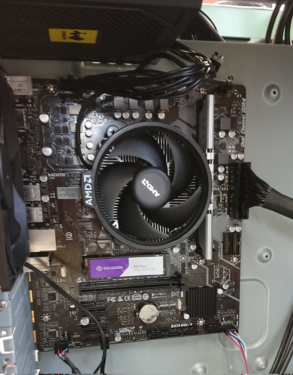 ap_kurosaki's tweet image. 本日のテクニカルは、
パソコンの #組立作業中 です。
ケースによって #電源ケーブル の配線が纏めやすかったりすることが有ります。
また、#SSD がM.2になると #ケーブル配線 が少なくなりますね。
@amdjapan
#アプライド黒崎店