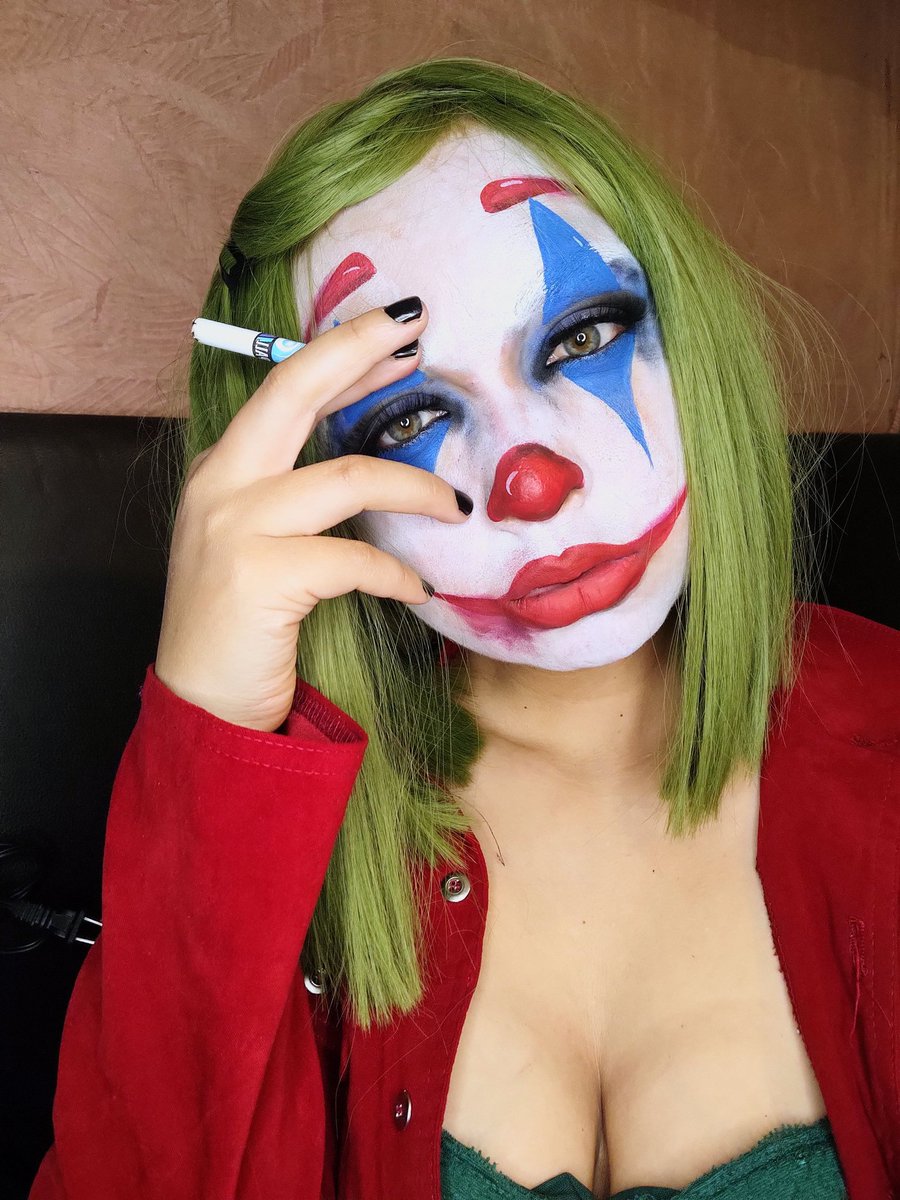 Su26J's tweet photo. CLOWN JOKER 

#cosplayergirl #Joker #clowns https://t.co/FFw73RhhA1