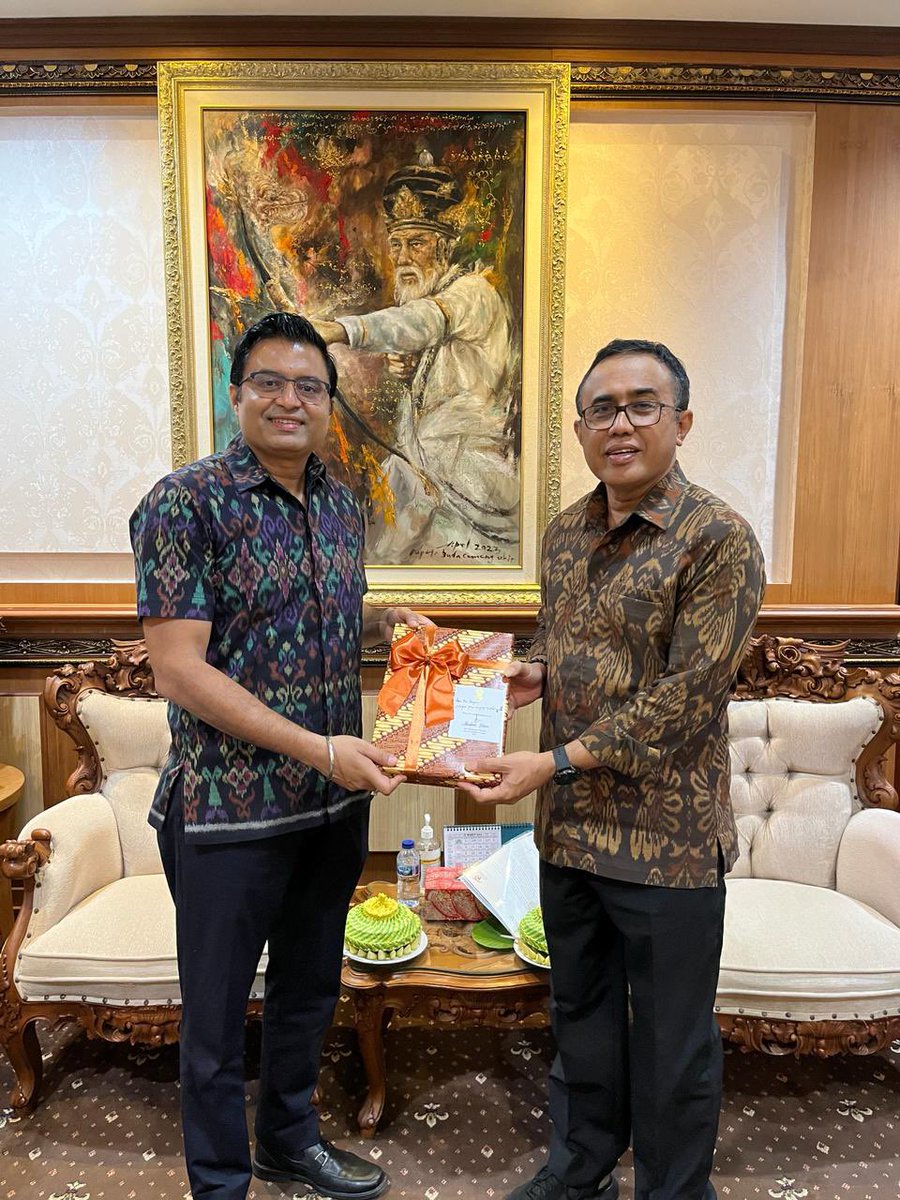 cgibali's tweet photo. CG, Dr. Shashank Vikram met with Mayor of Denpasar, Mr. I Gusti Ngurah Jaya Negara. They engaged in a constructive dialogue on tourism, cultural connect, commerce and education. 

#govtogov
#indiaindonesia
#denpasarcity https://t.co/JEOx8xnAQw