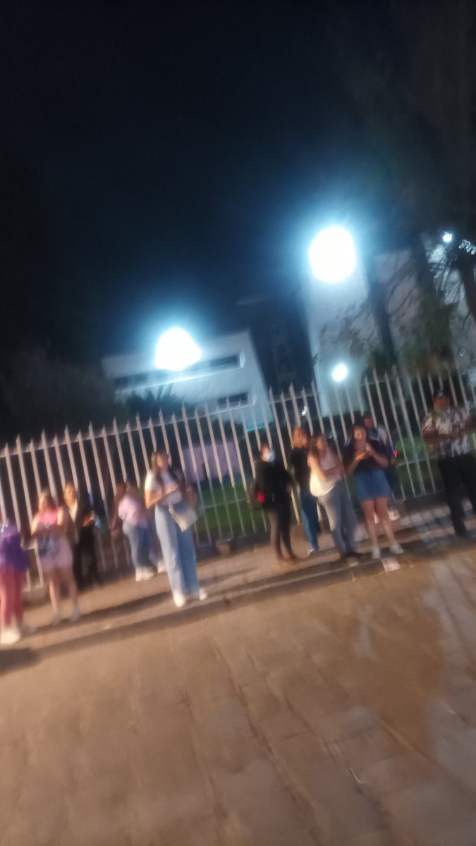 Domingo 9:25 PM.de perdido habían 40 personas esperando el trasporte público no pase ninguna unidad y como 10:20 empezaron a parar taxis donde estará la SCT para que cheque el trasporte público es un caos en nuestro San Luis Potosí