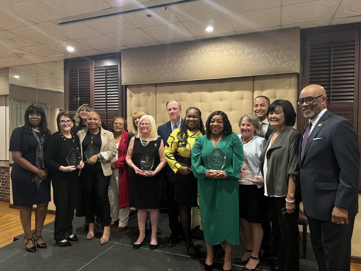 Tonight at the Fort Hamilton Community Club, members of the @FollowCSA, @CSARunsAs1 and @owe_csa celebrated incredible women who've shaped the educational landscape. Honorees like Dr. Miesha Porter, Judith Chin & MaryEllen Elia remind us of the power of leadership & vision in…