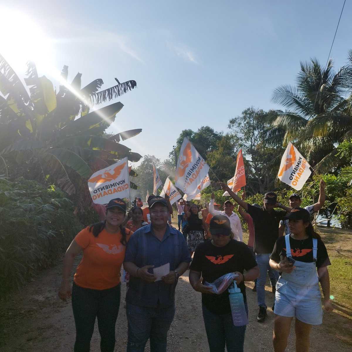 Qué gusto poder acompañar a nuestro candidato en Balancán a presidente municipal, Dr. Marco Antonio Acosta Arcos, recorrimos Multé y el cariño de la gente fue increíble. Sin duda, Balancán y el distrito 21 con mi amigo Margarito villa vargaz, se pintará de naranja. 🧡🍊🧡