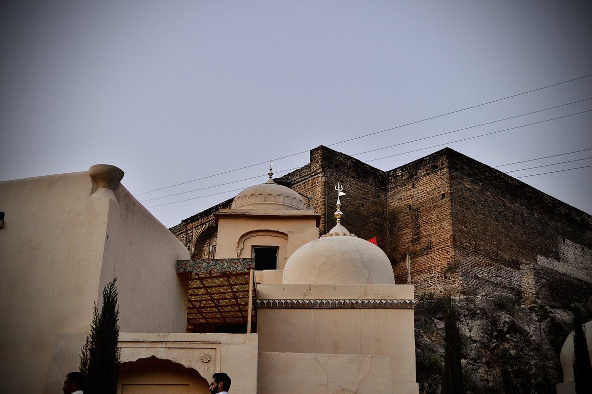 Templo de Katas Raj es un complejo de templos hindúes Pakistán